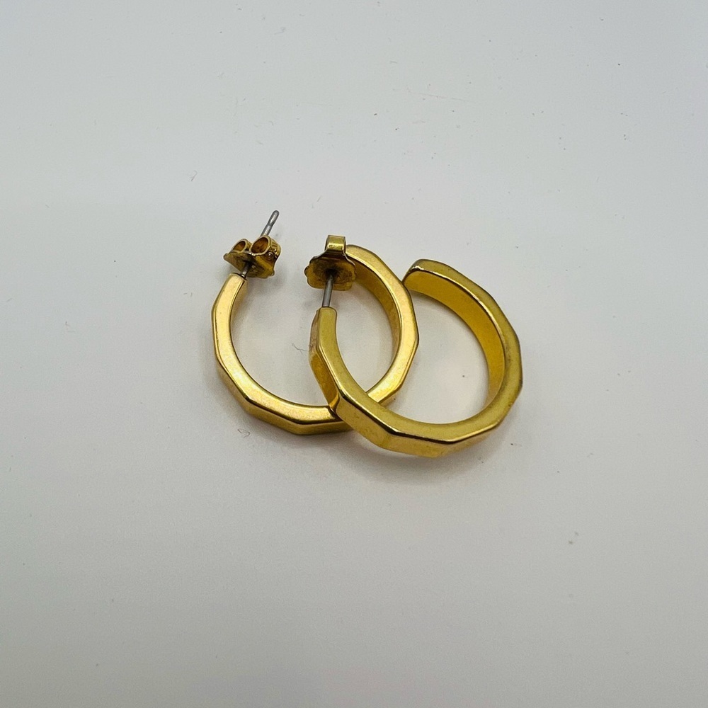 Vintage Gold Tone Hoop Earrings – Faceted Design – Approx. 1” Diameter - Picture 3 of 3